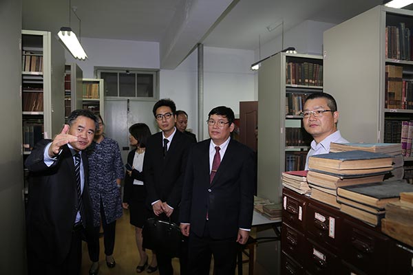 越南宗教委代表团访问华东神学院 越南宗教委代表团访问华东神学院